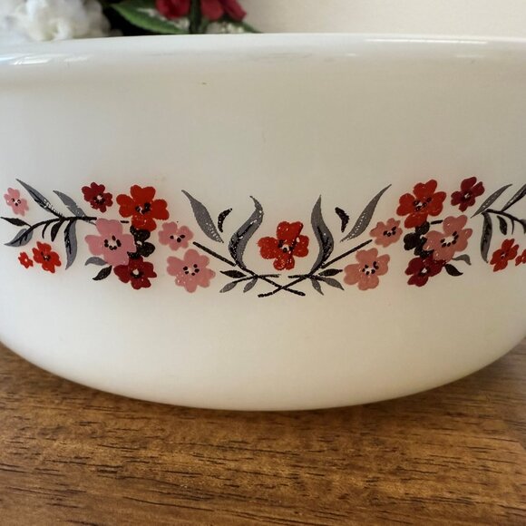 Vintage Fire-King Primrose Casserole Dish with Lid White Milk Glass USA 2 Quart - Picture 6 of 6